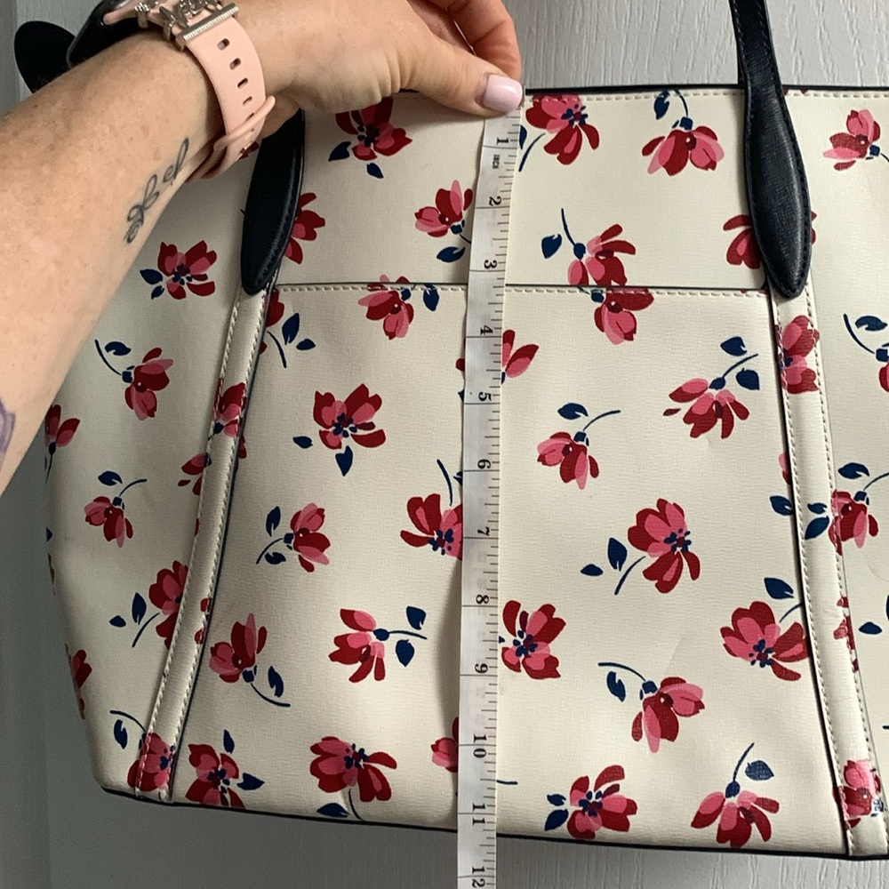 Kate Spade Tote - Picture 4 of 7